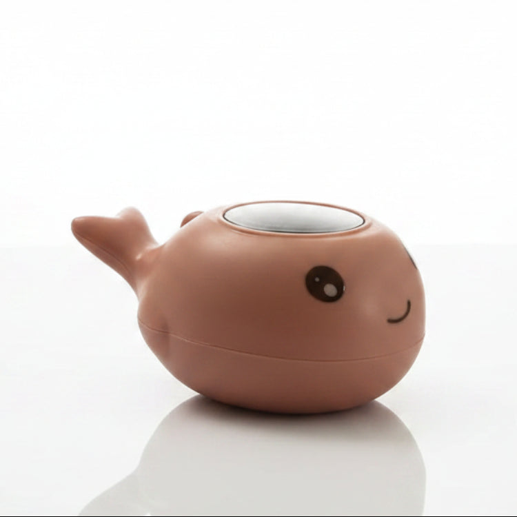 Dečiji vodootporni termometar za kadicu u obliku nežno roze kita sa ugrađenim digitalnim displejem za merenje temperature.